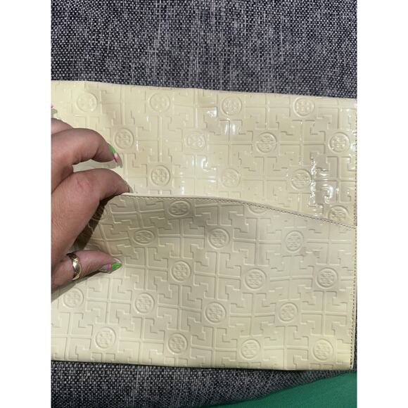 Tory Burch Cream Patent Leather Large Envelope Clutch Embossed TB Logo - Picture 7 of 9